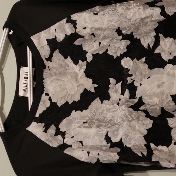 Floral top - Picture 2 of 9